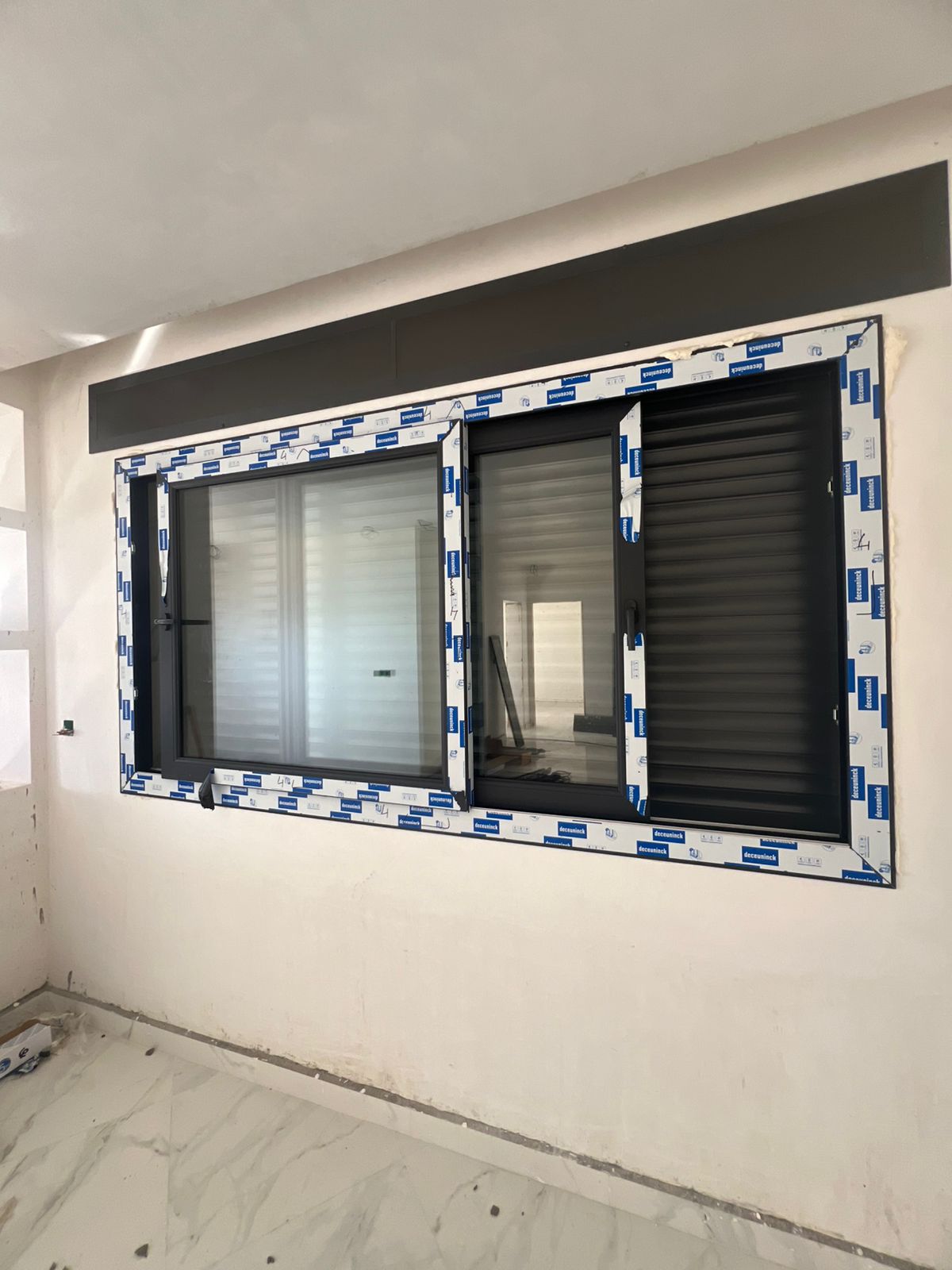 Chantier de pose fenêtres PVC Jebha Husseima